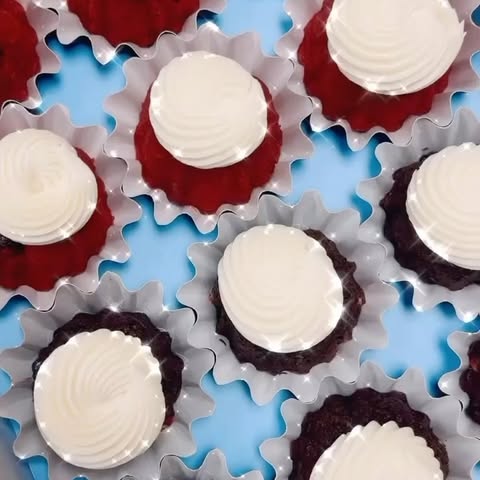 Sweet treats delivered from one of our patients 🎂🤩🎁 
#thankfulthursday #jupiterflorida #plasticsu