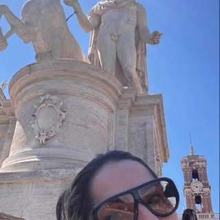 Roma tem esse poder: Fazer a gente olhar para uma fachada e perceber que, por trás dela, existe um p