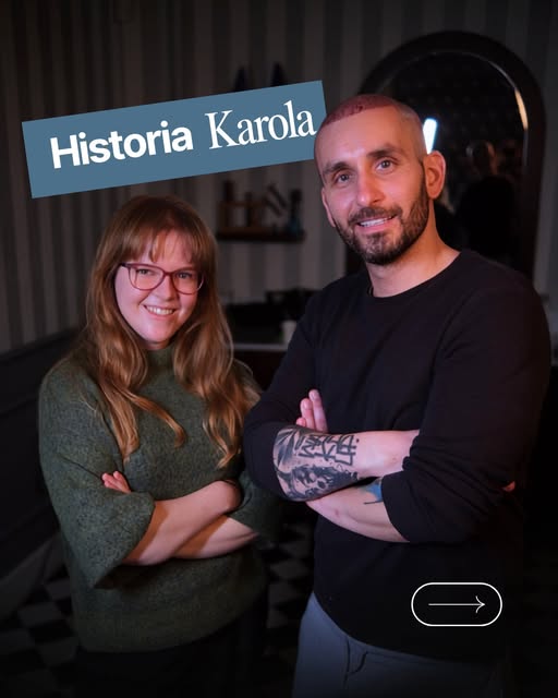 Karolowi zależało na tym, żeby móc wreszcie zapuścić włosy i zaczesywać je do tyłu.

Zaproponowaliśm