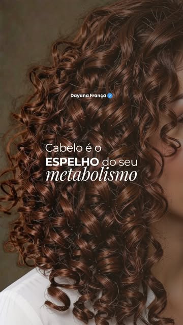 A saúde do cabelo também depende do equilíbrio de vitaminas e nutrientes no organismo. Quando há def