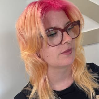 VIVID PLAY TIME using @schwarzkopfprouk to create this pink look 🩷 💛 

Thanks for being the best m