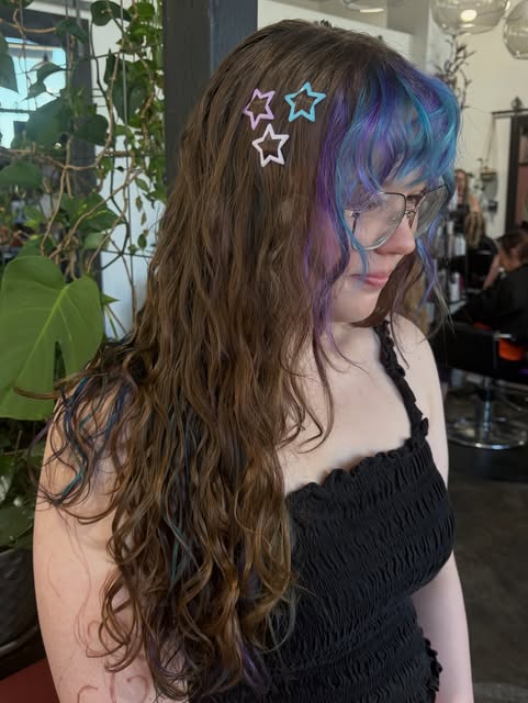 Colour refresh for Raylee 🌌 I loveeee seeing vivids done on natural waves/curls!! So fun 🤍