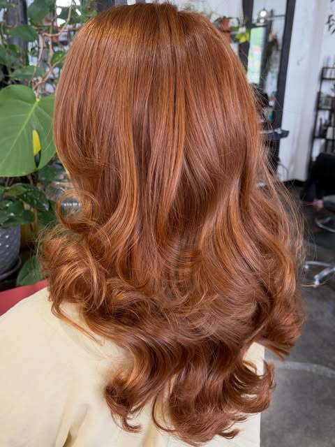Layers & bouncy blowout on the most gorgeous natural redhead hair 🧡