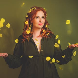 Elle laisse aller.
Ses peurs, ses doutes, ses limites.
Et regarde ce qui reste…
Libre. Légère. Belle
