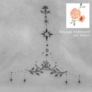 Petit tattoo de sternum dessiné sur-mesure à partir de 5 inspirations 

Je fais des projets de petit