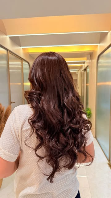 Came in confused, left in love with her hair. ✨🤎 Sometimes, all you need is the right colourist.🌸
