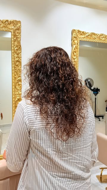 Mocha blonde curls, serving dimension from every angle. 🤎✨ 

Book your appointment now.
@nikkybawam