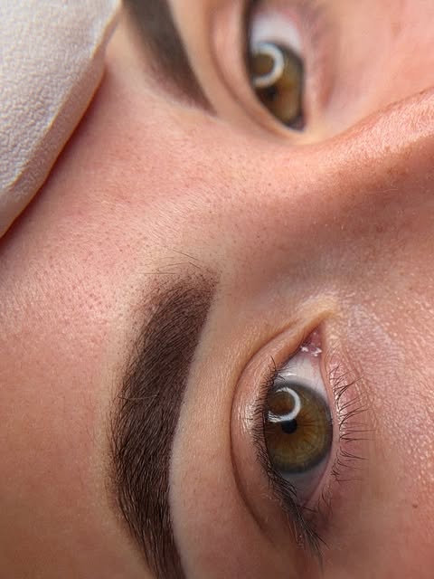 Muchas veces lo que más miedo da antes de hacerse una micropigmentación de cejas es el color que vem