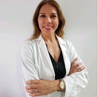 Elena Martín:
Fisioterapia Especializada en Recuperación Funcional de Personas Mayores.