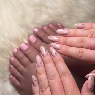 Most perfect baby pink 🩷 Gems and chrome, what more could you need? ✨#nails #chrome #nailart 

Book