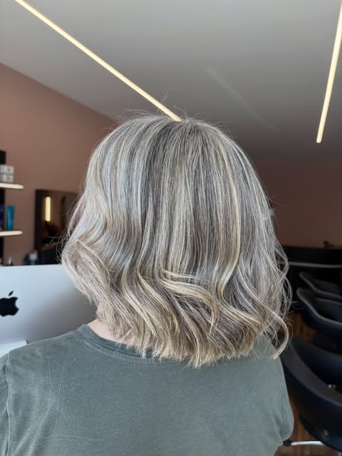 Your natural grey, only enhanced🩶☁️

Created by our stylist summer💛
• full head highlights (blendi
