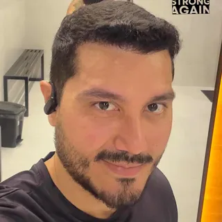 Tem uma coisa que a gente raramente fala sobre a queda de cabelo...

Não é só o cabelo que vai embor