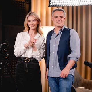 Tym zdjęciem uchylamy rąbka tajemnicy, że… nadchodzi nowe. 🎙️

Ten projekt rodził się w naszych gło