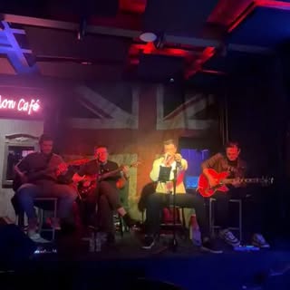 De Ontem no @londonpubudi com os amigos @cesar_a_filho @marcusvinaud e @vitorcastroguitarplayer.
Cas