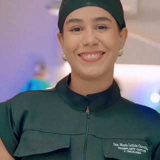 A confiança não aparece de repente.
Ela é construída ao longo do caminho.

Quando o cabelo volta a c