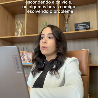 Você poderia mudar o penteado, usar boné, aplicar fibras capilares… Todas essas alternativas mascara