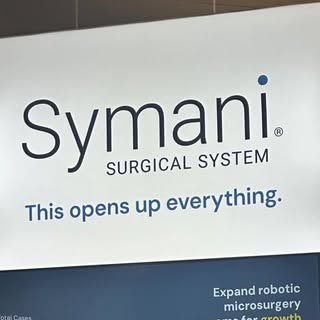 Obuka na najnovijem hirurškom robotu Symani sa kojim može da se operiše i na daljinu. Oktobar 2025. 