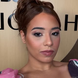 ✨ Realza tu belleza para cualquier ocasión ✨
En nuestro estudio te ofrecemos maquillaje profesional 