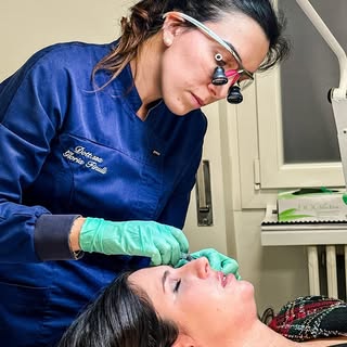 Quali sono le fasi di una seduta di filler labbra? 
1️⃣ Consultazione: Iniziamo con una chiacchierat