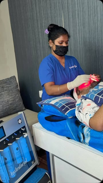 💧 ONE FACIAL. CUSTOMIZED FOR YOUR SKIN. 💧

At The Wellholics, your HydraFacial is never one-size-f