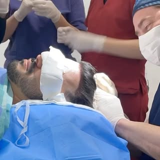 Uma parte da nossa cirurgia de transplante capilar. Equipe trabalhando em um ambiente leve e pacient