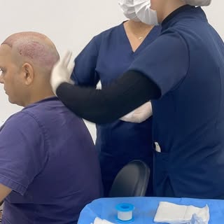 Última etapa da cirurgia de transplante capilar: curativo.
#transplantecapilar #fuedhi #goiania
