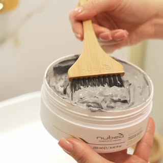 Scalp Gommage od Nubea to delikatny peeling, który pomaga dokładnie oczyścić skórę głowy, pobudzić m