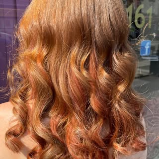 THE COPPER GLOW-UP ✨

New colour.
New length.
New movement.
A whole new energy.

Wavy, dimensional, 