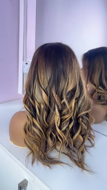 From tight curls to soft lives in waves in seconds. This ombré honey blonde wig is doing exactly wha