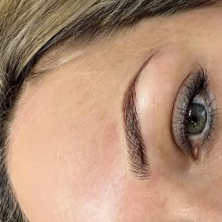 Des traits délicats, une forme naturelle et des sourcils pensés pour sublimer, sans en faire trop. �