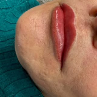 Le Lip Blush est idéal pour sublimer vos lèvres tout en restant naturel.
Il redéfinit délicatement l
