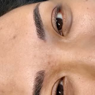 Des sourcils naturels et plus fournis 😍 sans effet artificiel.

Avant ➡️ Après microbladingUne form