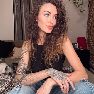 Been rockin my curls lately! 
👃🏼 almost two years healed by @ismailkucuker_ 

#curlyhair #nosejobi