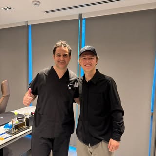 Besonderer Besuch in meiner Klinik. ✨
Heute durfte ich Joel Beckenbauer herzlich bei uns begrüßen.
E