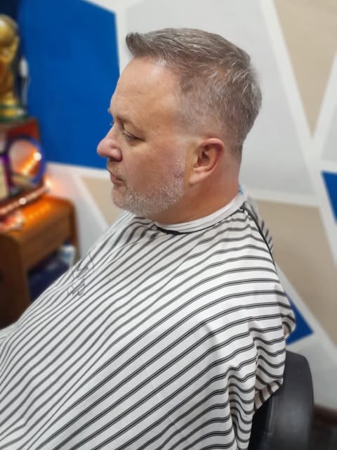 Entre mi barbero @barberosiris82 y @clinicacapilar mi jopo cada día más firme #barberia