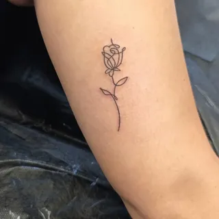 Czasem wystarczy jedna linia, prosty symbol i znaczenie, które zostaje tylko dla Ciebie. 
Small tatt