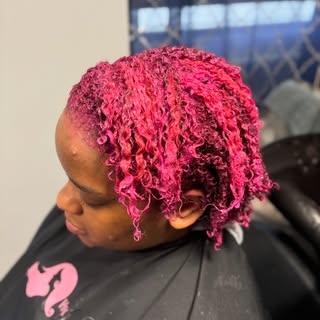 💗 Color that speaks before you do ✨ Loving this vibrant pink curl refresh! 🔥 Pink perfection loadi