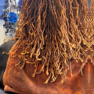 She asked for a transformation… and I delivered ✂️🎨🔥
Custom color + fresh cut on sister locs.
Heal
