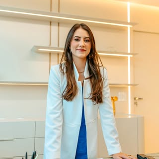 Já cuidou da sua pele e do seu cabelo hoje? 
Sua rotina de cuidados dermatológicos pode ser leve e e