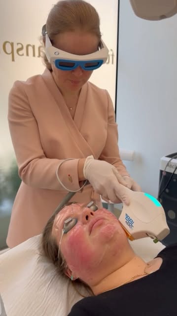Sonne, UV-Strahlung und Hitze können zu Pigmentveränderungen, einem unruhigen Hautbild und einem Ver