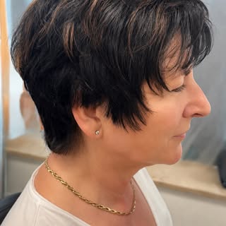 Aus „nur kurz nachschneiden” wurde ein komplett neuer Look 🤎✨

Manchmal reicht ein Termin, um alles