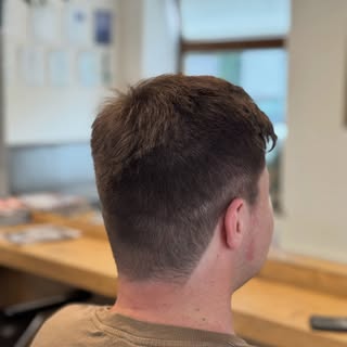 Lehrlingsschnitt – Lernen, Üben & Wachsen ✂️
Heute durfte unser Lehrling wieder fleißig üben und ein