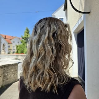 ✨ Neuer Look. Neues Gefühl. ✨
Manchmal braucht es nur einen mutigen Schnitt, um sich wieder ganz wie