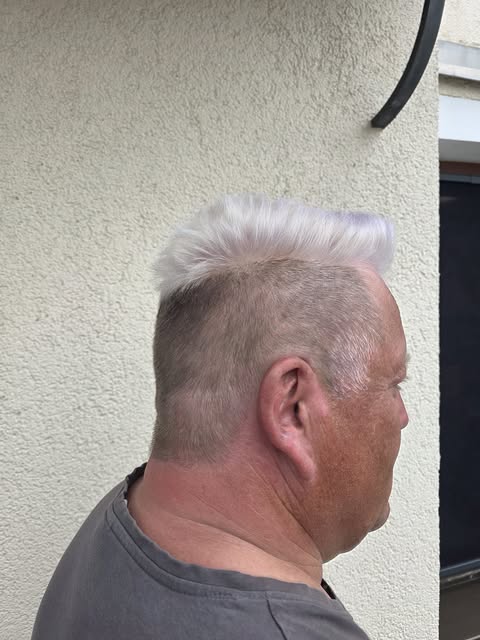 Fade-Cut trifft Blondierung 
Undercut sauber ausrasiert, oben ordentlich Volumen und ein strahlendes