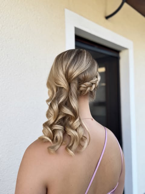 Weich fallende Locken treffen auf einen zarten geflochtenen Twist – die perfekte Frisur für jeden Ho