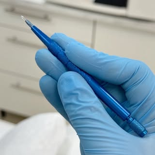 W Maritime Hair Center każdy etap zabiegu wykonywany jest z wykorzystaniem precyzyjnych narzędzi, kt