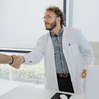 Den Schritt wagen? 

Bei Ihrer ersten Beratung analysieren wir nicht nur die Gesundheit Ihrer Haare 