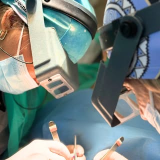 Nicht alle Haartransplantationstechniken sind gleich.
Bei Capilclinic arbeiten wir mit einer exklusi