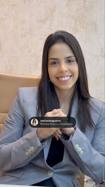 Você provavelmente está lavando o cabelo do jeito errado. 👀

Na hora do banho, o foco deve ser o co