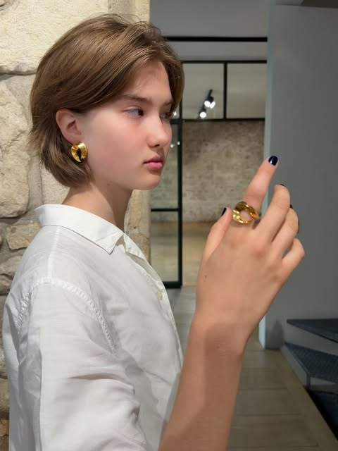 Bague simple doré & boucles d’oreilles dorées Art director & photographer @sofi.krouk Model @mariia 